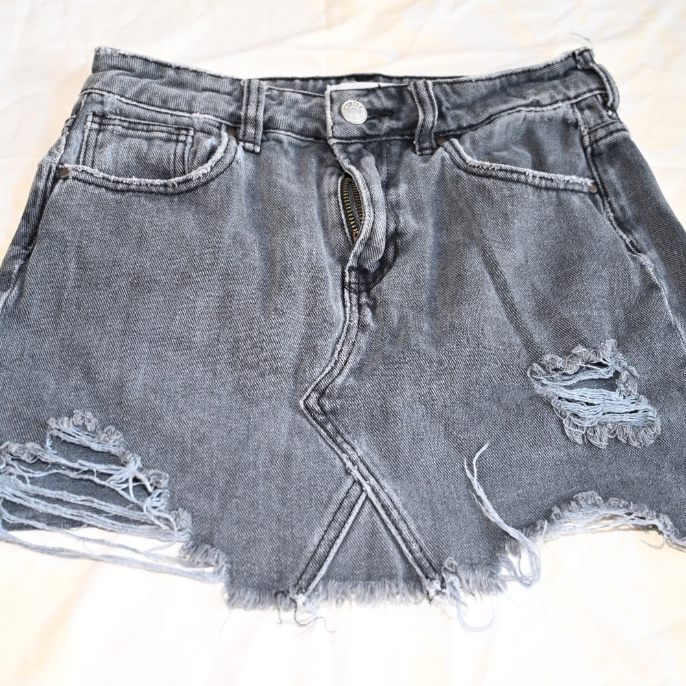 PacSun Gray Ripped Denim Mini Skirt – Size 24